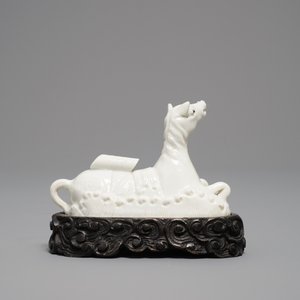 Een Chinees Dehua blanc de Chine model van een liggend paard op houten basis, Kangxi — foto 3