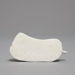 Een Chinees Dehua blanc de Chine model van een liggend paard op houten basis, Kangxi — foto 7