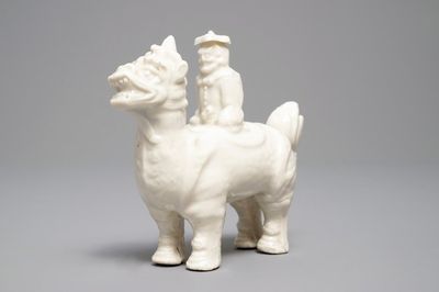 Een Chinees Dehua blanc de Chine model van een man op een qilin, Kangxi