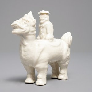Een Chinees Dehua blanc de Chine model van een man op een qilin, Kangxi — foto 1