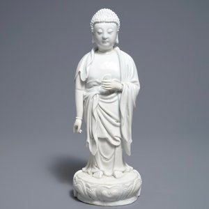 Een Chinees Dehua blanc de Chine model van een staande Boeddha, zegelmerk op de rug, Kangxi — foto 2