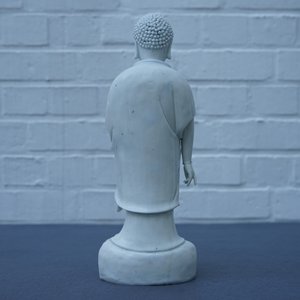 Een Chinees Dehua blanc de Chine model van een staande Boeddha, zegelmerk op de rug, Kangxi — foto 24