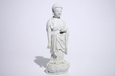 Een Chinees Dehua blanc de Chine model van een staande Boeddha, zegelmerk op de rug, Kangxi
