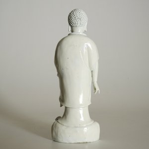 Een Chinees Dehua blanc de Chine model van een staande Boeddha, zegelmerk op de rug, Kangxi — foto 11
