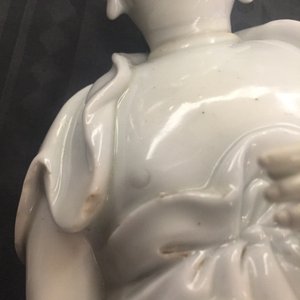 Een Chinees Dehua blanc de Chine model van een staande Boeddha, zegelmerk op de rug, Kangxi — foto 19