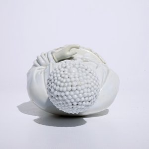 Een Chinees Dehua blanc de Chine model van een staande Boeddha, zegelmerk op de rug, Kangxi — foto 6