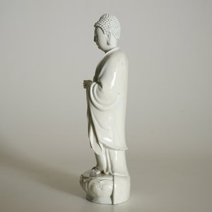 Een Chinees Dehua blanc de Chine model van een staande Boeddha, zegelmerk op de rug, Kangxi — foto 10