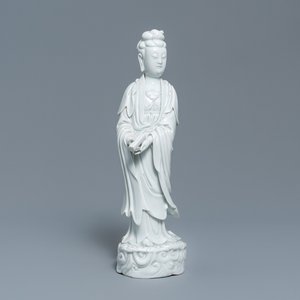 Een Chinees Dehua blanc de Chine model van een staande Guanyin, 19e eeuw — foto 1