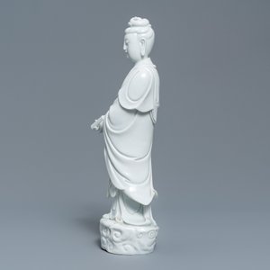 Een Chinees Dehua blanc de Chine model van een staande Guanyin, 19e eeuw — foto 5