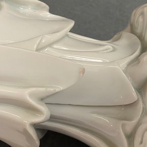 Een Chinees Dehua blanc de Chine model van een staande Guanyin, 19e eeuw — foto 8