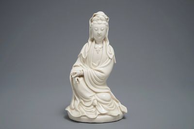 Een Chinees Dehua blanc de Chine model van Guanyin, 18/19e eeuw