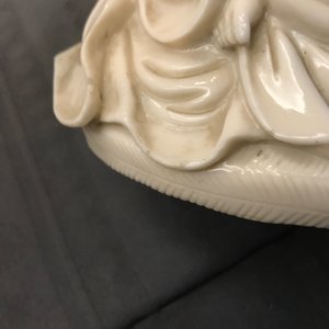 Een Chinees Dehua blanc de Chine model van Guanyin, 18/19e eeuw — foto 11