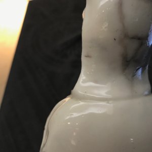 Een Chinees Dehua blanc de Chine model van Guanyin, 18/19e eeuw — foto 17