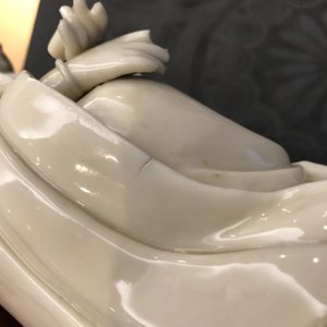 Een Chinees Dehua blanc de Chine model van Guanyin, 18/19e eeuw — foto 18