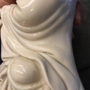 Een Chinees Dehua blanc de Chine model van Guanyin, 18/19e eeuw — foto 19
