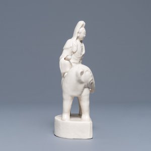 Een Chinees Dehua blanc de Chine model van Guanyin op een olifant, Kangxi — foto 5