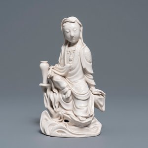 Een Chinees Dehua blanc de Chine model van Guanyin, zegelmerk op de rug, 19e eeuw — foto 2