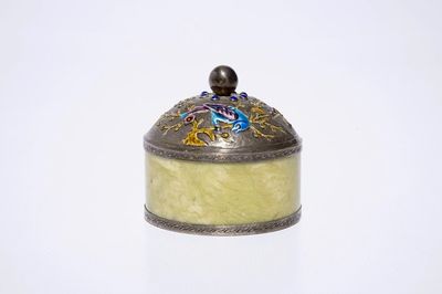 Een Chinees dekseldoosje in jade en geëmailleerd zilver, ca. 1900