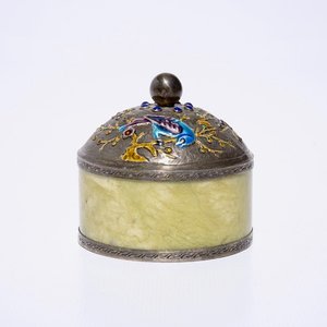 Een Chinees dekseldoosje in jade en geëmailleerd zilver, ca. 1900 — foto 1