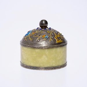 Een Chinees dekseldoosje in jade en geëmailleerd zilver, ca. 1900 — foto 2