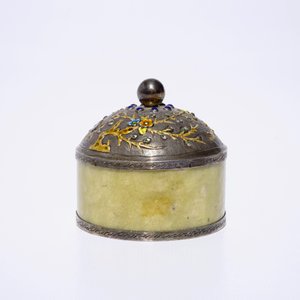 Een Chinees dekseldoosje in jade en geëmailleerd zilver, ca. 1900 — foto 3