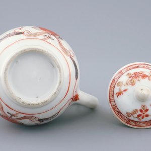 Een Chinees dekselkannetje in ijzerrood en grisaille, Qianlong, 18e eeuw — foto 3