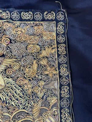 Een Chinees donkerblauw zijden overkleed met gouddraad geborduurde 'rank badges' met wilde ganzen, 19e eeuw — foto 8