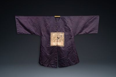Een Chinees donkerblauw zijden overkleed met gouddraad geborduurde 'rank badges' met wilde ganzen, 19e eeuw