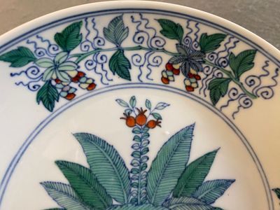 Een Chinees doucai bord, Chenghua mark, Kangxi — foto 3
