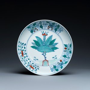 Een Chinees doucai bord, Chenghua mark, Kangxi — foto 1