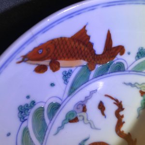 Een Chinees doucai bord met draken en karpers, Chenghua merk, Yongzheng — foto 3
