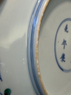 Een Chinees doucai bord met granaatappels, pruimen en druiven, Chenghua merk, Kangxi — foto 10