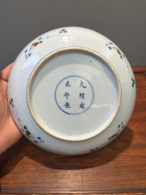 Een Chinees doucai bord met granaatappels, pruimen en druiven, Chenghua merk, Kangxi — foto 7