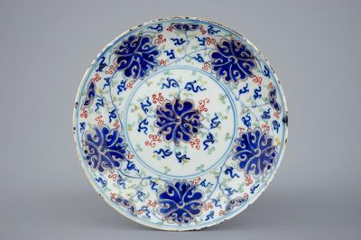 Een Chinees doucai bord met lotusbloemen, 19/20e eeuw