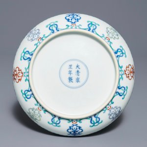 Een Chinees doucai bord met Shou-karakters, Yongzheng merk, 19/20e eeuw — foto 2