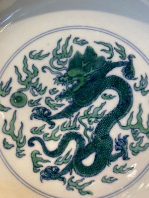 Een Chinees doucai groen-geëmailleerd 'draken' bord, Kangxi merk en wellicht periode — foto 2