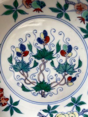 Een Chinees doucai 'sanduo' bord, Chenghua mark, Kangxi — foto 11