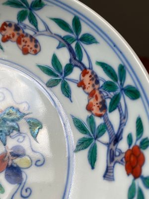 Een Chinees doucai 'sanduo' bord, Chenghua mark, Kangxi — foto 13