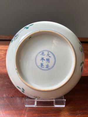 Een Chinees doucai 'sanduo' bord, Chenghua mark, Kangxi — foto 3