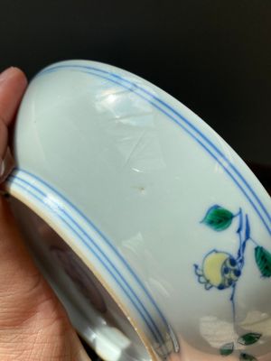 Een Chinees doucai 'sanduo' bord, Chenghua mark, Kangxi — foto 5