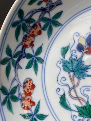 Een Chinees doucai 'sanduo' bord, Chenghua mark, Kangxi — foto 7