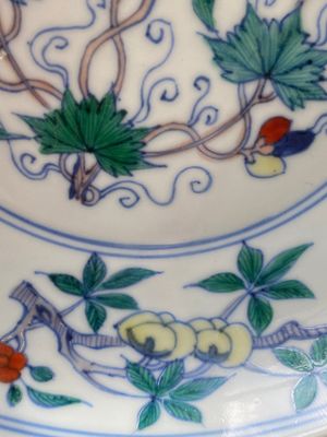 Een Chinees doucai 'sanduo' bord, Chenghua mark, Kangxi — foto 8