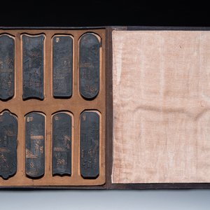 Een Chinees etui met acht inktstenen, Liang Huai Gong Mo 两淮贡墨 merk, Republiek — foto 1
