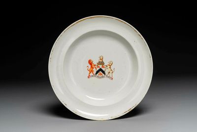 Een Chinees export bord met het wapen van Lord Percy Clinton Sydney Smith, burggraaf van Strangford, Jiaqing