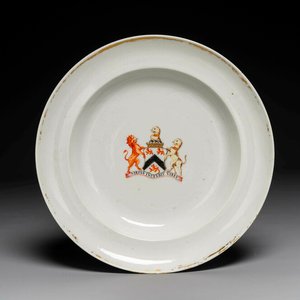 Een Chinees export bord met het wapen van Lord Percy Clinton Sydney Smith, burggraaf van Strangford, Jiaqing — foto 1
