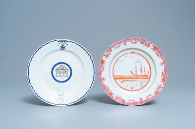 Een Chinees export porseleinen bord voor de 'Nordic Society' gedateerd 1785 en één met inscriptie 'Dus Leydons Vriendschap', Qianlong