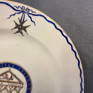 Een Chinees export porseleinen bord voor de 'Nordic Society' gedateerd 1785 en één met inscriptie 'Dus Leydons Vriendschap', Qianlong — foto 13
