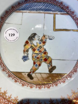 Een Chinees exportporseleinen 'South Sea Bubble' bord met de harlekijn uit de commedia dell'arte, Kangxi/Yongzheng — foto 2