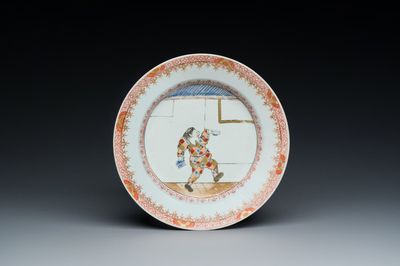 Een Chinees exportporseleinen 'South Sea Bubble' bord met de harlekijn uit de commedia dell'arte, Kangxi/Yongzheng