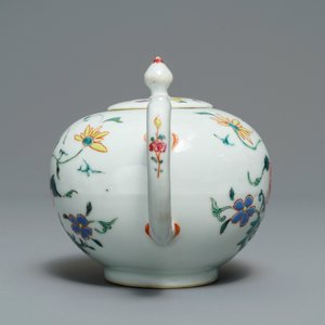 Een Chinees famille rose 15-delig theeservies met floraal decor, Qianlong — foto 15